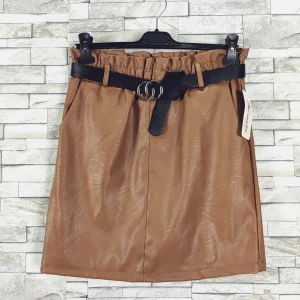 Jupe courte simili cuir avec poche et ceinture
(x6)